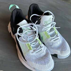 Men’s Nike tennis shoes